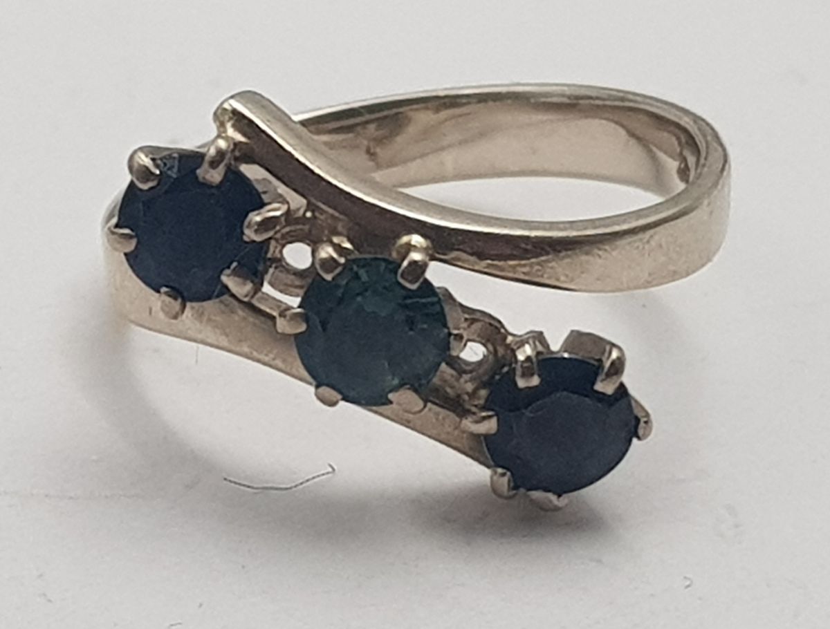 Ring i 14 K hvitt gull med 3 stener