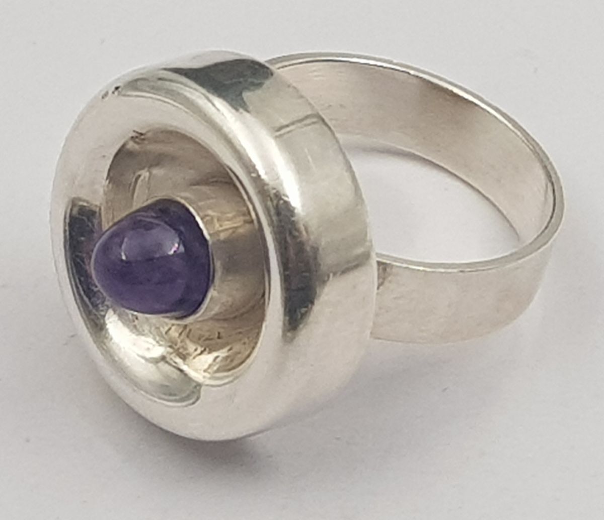 Sølvring i 830 S med lilla sten. Muligens fra Thune.