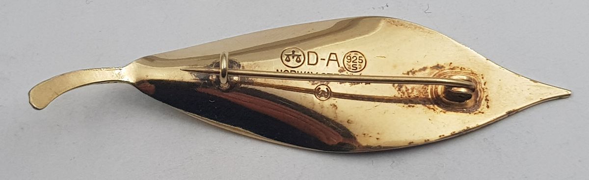 Brosje i sølv/hvit emalje av D.A.