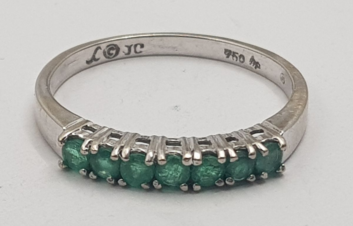 Ring i 18 K hvitt gull med grønne stener