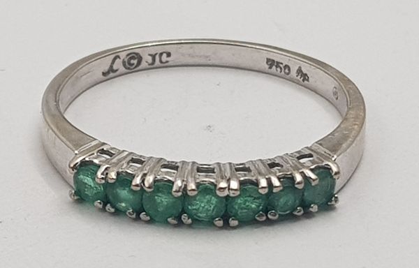 Hovedbilde Ring i 18 K hvitt gull med grønne stener