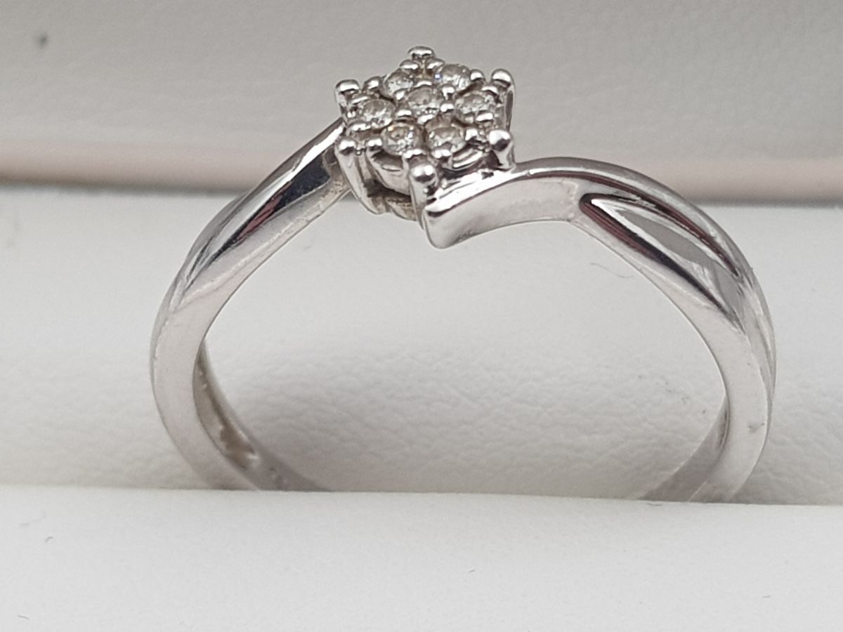 Ring i 14 K med 7 diamanter