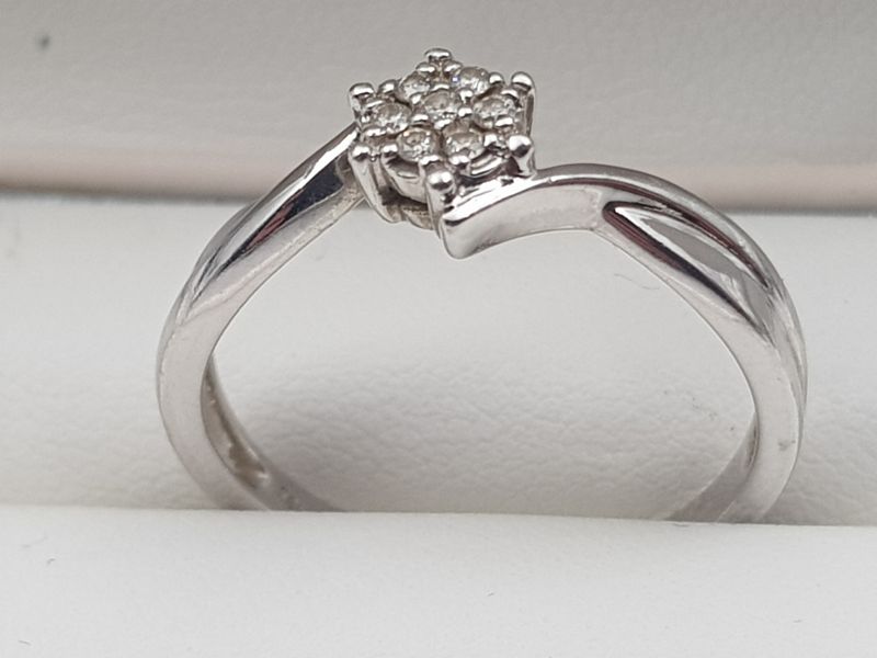 Ring i 14 K med 7 diamanter