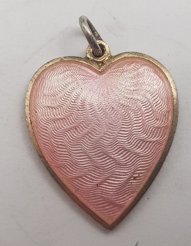 Hjerteanheng i sølv og rosa emalje.